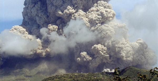 La isla de Monserrat es evacuada por una tremenda erupción volcánica -0