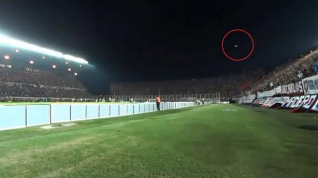 Misteriosa aparición en la Copa Libertadores: ¿un OVNI sobrevoló el estadio de San Lorenzo?-0