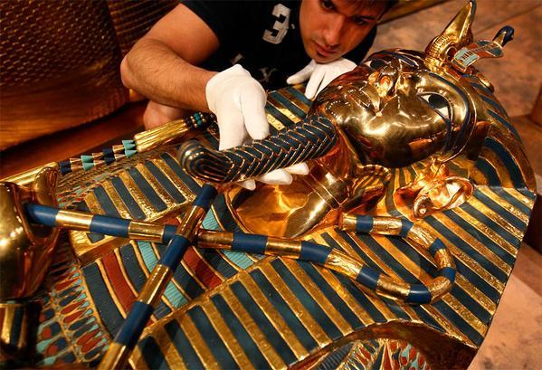 Escándalo por defectuosa restauración: rompen la barbilla de Tutankamón y la pegan con adhesivo-0
